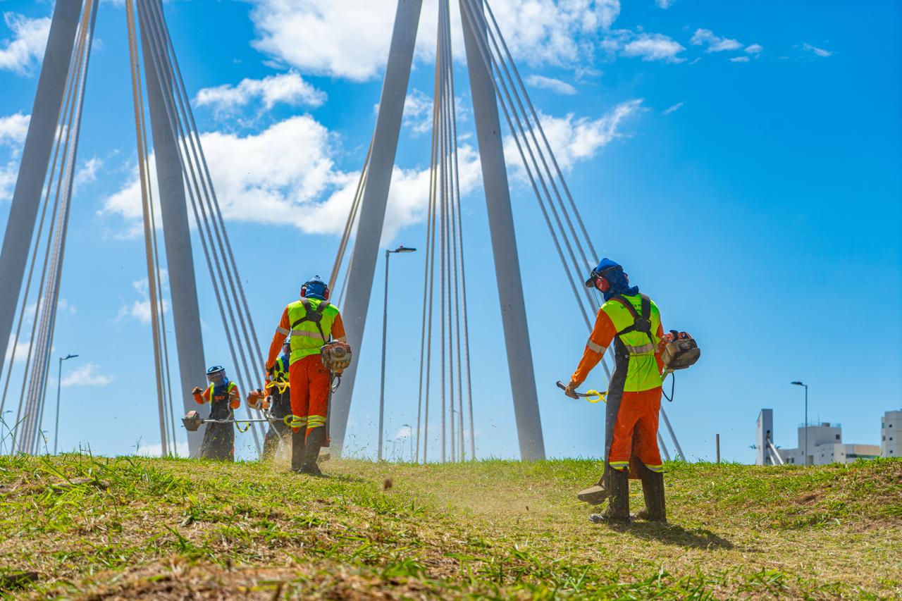Profissional do Consórcio Vitória Mais Linda em atividade