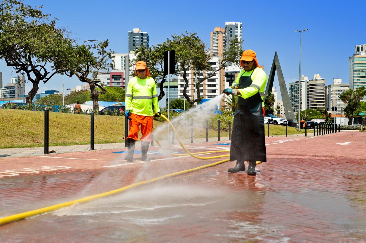 Lavagem da ciclovia na orla de Vitória