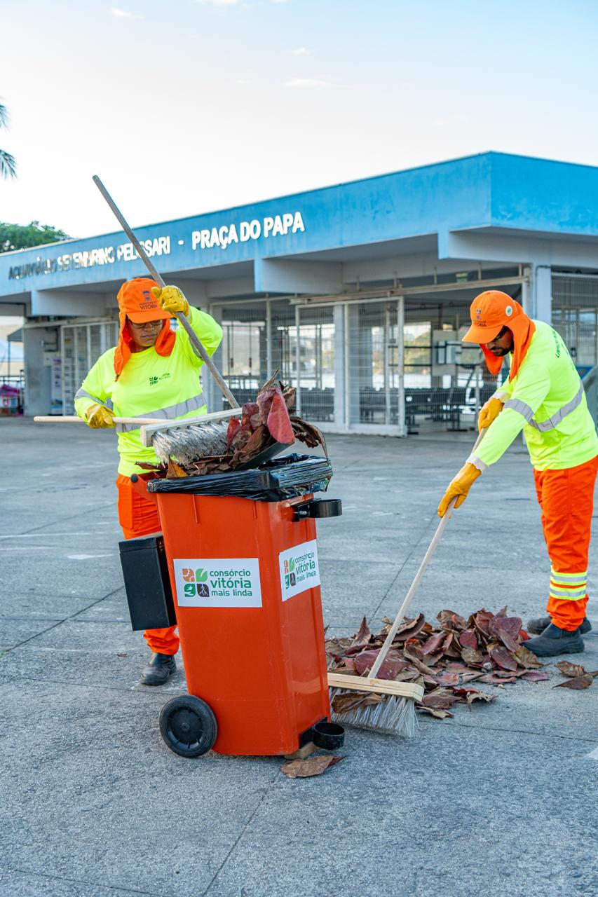 Profissional do Consórcio Vitória Mais Linda em atividade