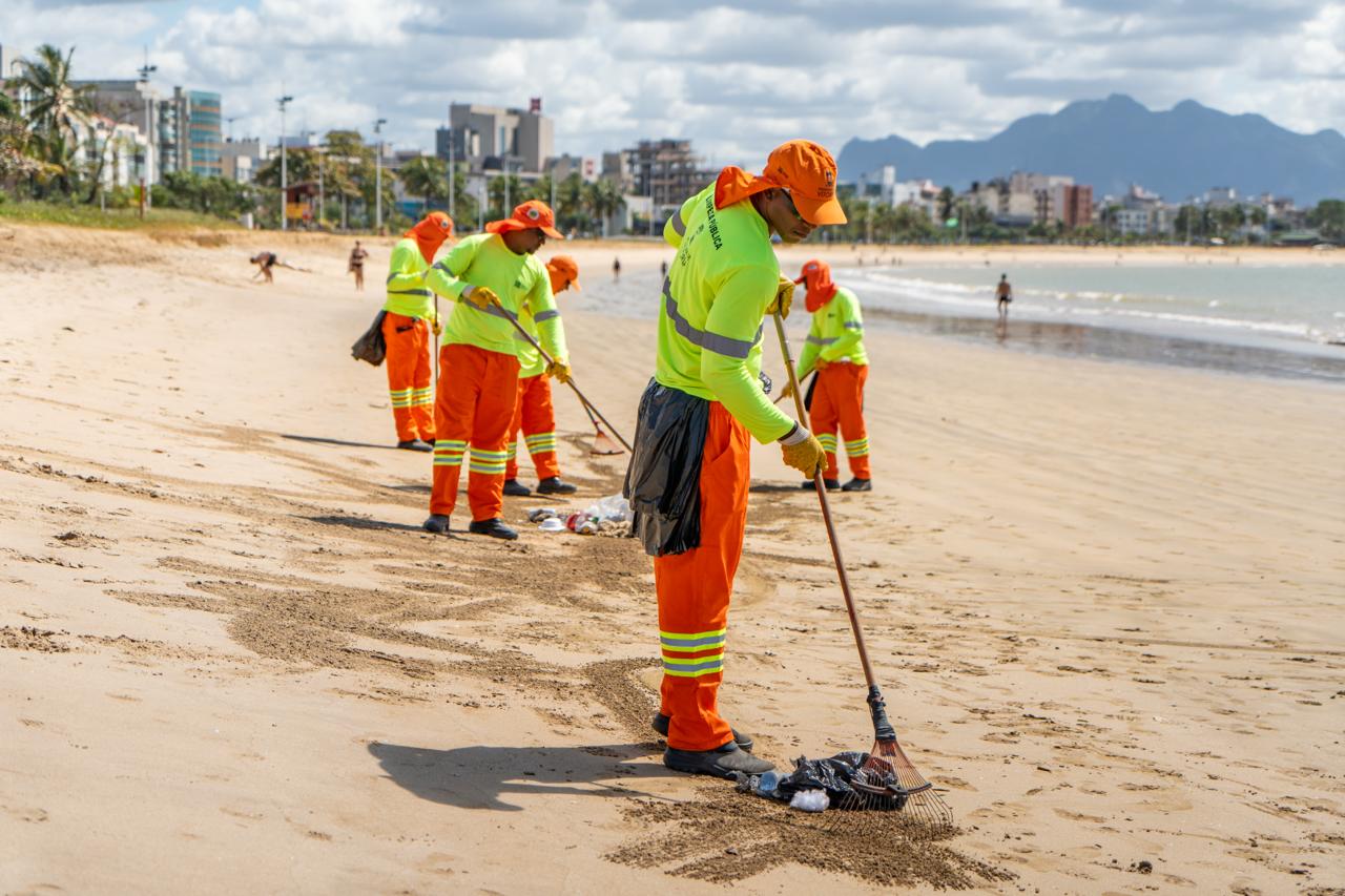 Equipe de varrição na praia